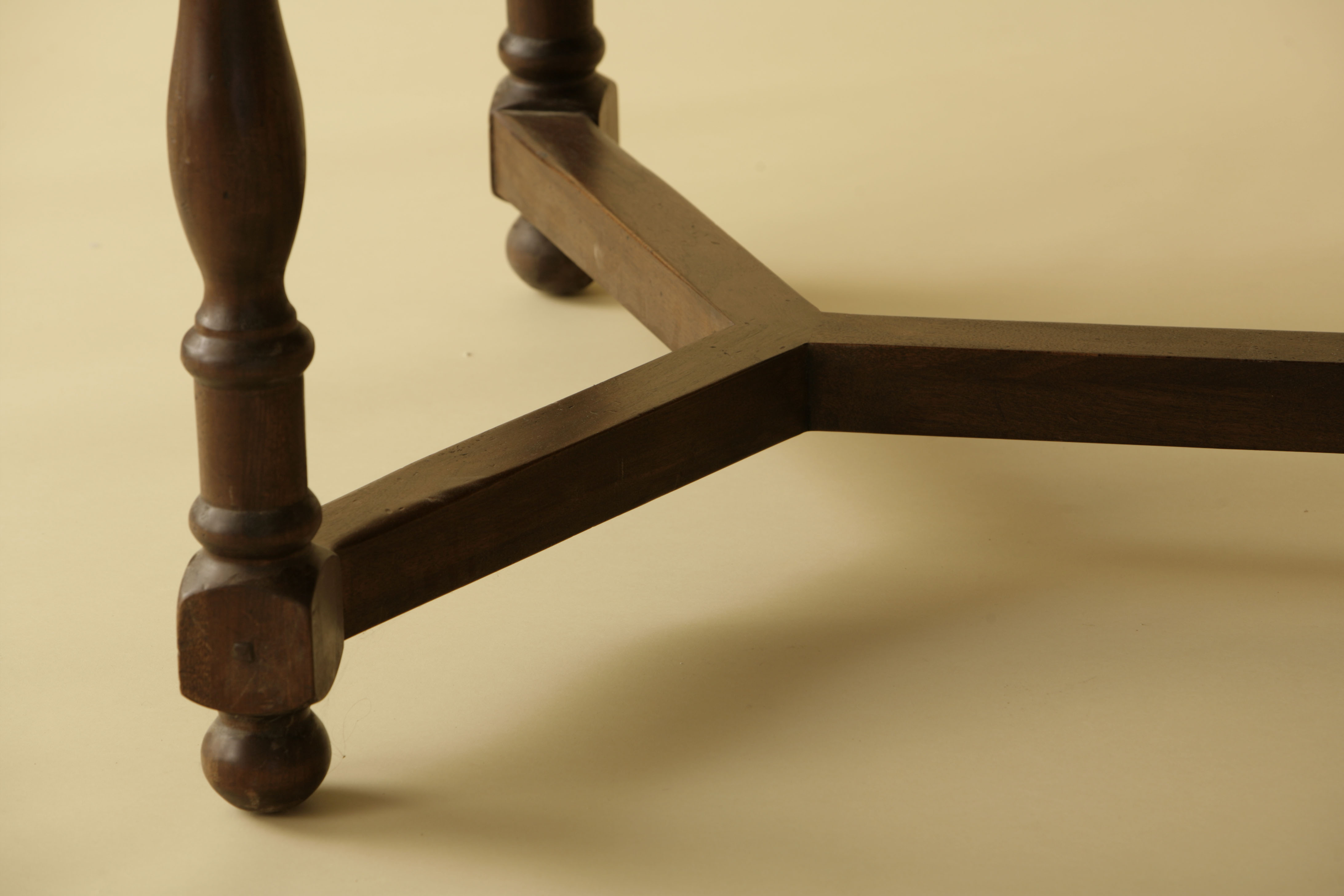 Oval Y Stretcher Table
